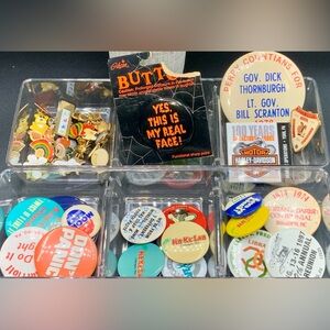 Large Lot Pre-owned Vintage Button Pins, Pinbacks, Lapel Pins, Brooch
